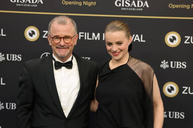 22. Zurich Film Festival 2026 Luna Wedler (Schweizer Schauspielerin) und Raphael Golta (Zürcher Stadtpräsident) auf dem grünen Teppich. Opening Night des 22. Zurich Film Festivals am 24.09.2026 im Kongresshaus Zürich. Kanton Zürich, Schweiz.