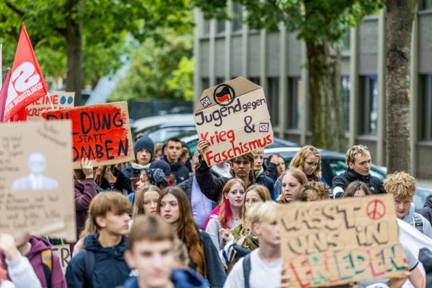 Schulstreik gegen die Wehrpflicht: Hunderte Schüler tauschen in Cottbus das Klassenzimmer gegen die Straße – Wirbel um Max-Steenbeck-Gymnasium: Schüler soll wegen Streik-Flyern mit Suspendierung gedroht worden sein (Schüler und Organisatoren im O-Ton!) 7aIMG: 0574058 Es ist bereits der vierte bundesweite Aktionstag. Eine genehmigte Freistellung ist der Schulstreik nicht: Wer während der Unterrichtszeit teilnimmt, fehlt unentschuldigt. Die Teilnehmer nahmen das in Kauf. Auf Transparenten war unter anderem das Motto der Bewegung zu lesen: Die Reichen wollen Krieg, die Jugend eine Zukunft! Hintergrund ist der neue Wehrdienst. Für alle Männer ab Jahrgang 2008 ist die Musterung verpflichtend, flächendeckend soll sie ab Juli 2027 laufen. Der Copyright: 7aktuell.dex xLucaxWoitow 0574058 20260924_7a_WEHPFLICHTDEMO_574058