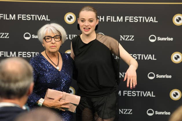 22. Zurich Film Festival 2026 Luna Wedler (Schweizer Schauspielerin) mit Elisabeth Baume-Schneider (Schweizer Bundesrätin) auf dem grünen Teppich. Opening Night des 22. Zurich Film Festivals am 24.09.2026 im Kongresshaus Zürich. Kanton Zürich, Schweiz.