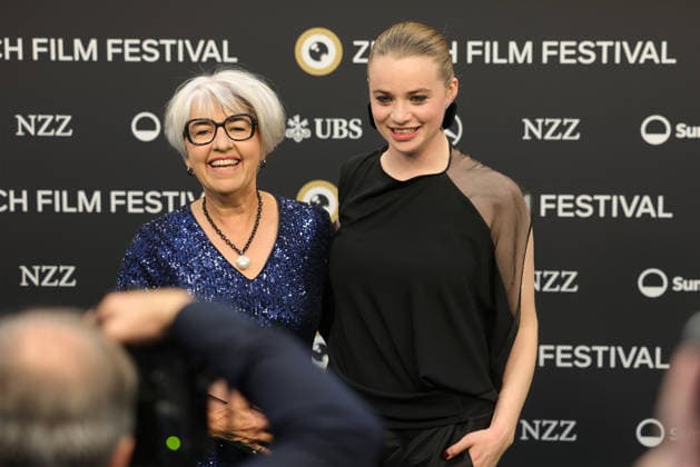 22. Zurich Film Festival 2026 Luna Wedler (Schweizer Schauspielerin) mit Elisabeth Baume-Schneider (Schweizer Bundesrätin) auf dem grünen Teppich. Opening Night des 22. Zurich Film Festivals am 24.09.2026 im Kongresshaus Zürich. Kanton Zürich, Schweiz.