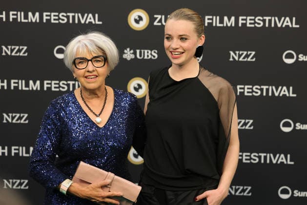 22. Zurich Film Festival 2026 Luna Wedler (Schweizer Schauspielerin) mit Elisabeth Baume-Schneider (Schweizer Bundesrätin) auf dem grünen Teppich. Opening Night des 22. Zurich Film Festivals am 24.09.2026 im Kongresshaus Zürich. Kanton Zürich, Schweiz.