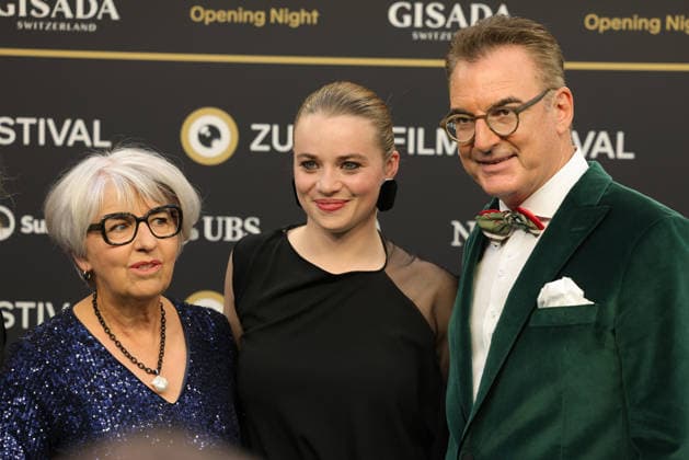 22. Zurich Film Festival 2026 Elisabeth Baume-Schneider, Luna Wedler und Christian Jungen auf dem grünen Teppich. Opening Night des 22. Zurich Film Festivals am 24.09.2026 im Kongresshaus Zürich. Kanton Zürich, Schweiz.