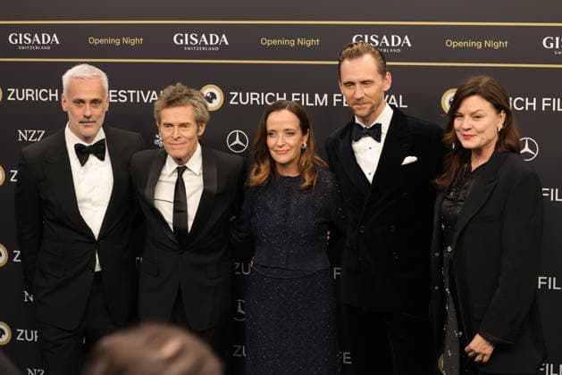 22. Zurich Film Festival 2026 (v.li.) Iain Canning, Willem Dafoe, Jennifer Peedom, Tom Hiddleston und Rebekka Karijord auf dem grünen Teppich. Opening Night des 22. Zurich Film Festivals am 24.09.2026 im Kongresshaus Zürich. Kanton Zürich, Schweiz.