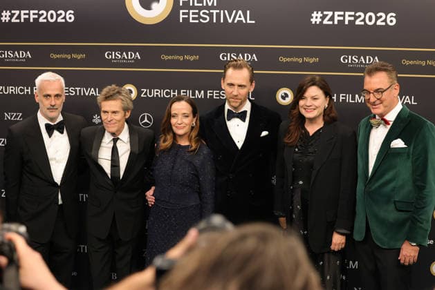 22. Zurich Film Festival 2026 (v.li.) Iain Canning, Willem Dafoe, Jennifer Peedom, Tom Hiddleston, Rebekka Karijord und Christian Jungen auf dem grünen Teppich.Opening Night des 22. Zurich Film Festivals am 24.09.2026 im Kongresshaus Zürich. Kanton Zürich, Schweiz.