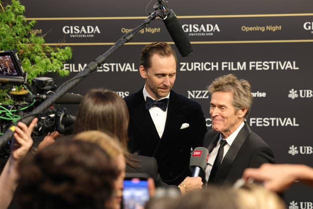 22. Zurich Film Festival 2026 Tom Hiddleston (Thomas William Hiddleston, britischer Schauspieler) und Willem Dafoe (William James Dafoe, US-amerikanischer Schauspieler) auf dem grünen Teppich. Opening Night des 22. Zurich Film Festivals am 24.09.2026 im Kongresshaus Zürich. Kanton Zürich, Schweiz.