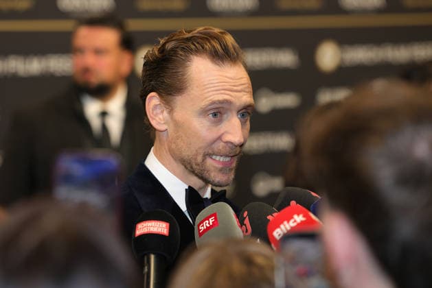 Tom Hiddleston - 22. Zurich Film Festival 2026 Tom Hiddleston (Thomas William Hiddleston, britischer Schauspieler) ist ein gefragter Interviewpartner auf dem grünen Teppich. Opening Night des 22. Zurich Film Festivals am 24.09.2026 im Kongresshaus Zürich. Kanton Zürich, Schweiz.