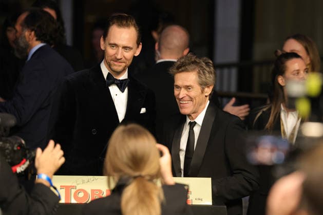 22. Zurich Film Festival 2026 Tom Hiddleston (Thomas William Hiddleston, britischer Schauspieler) und Willem Dafoe (William James Dafoe, US-amerikanischer Schauspieler) auf dem grünen Teppich. Opening Night des 22. Zurich Film Festivals am 24.09.2026 im Kongresshaus Zürich. Kanton Zürich, Schweiz.