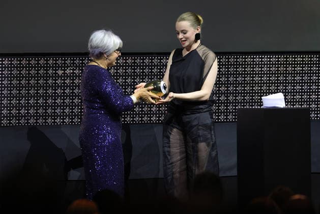22. Zurich Film Festival 2026 Elisabeth Baume-Schneider (Schweizer Bundesrätin) überreicht Luna Wedler (Schweizer Schauspielerin) den Golden Eye Award. Opening Night des 22. Zurich Film Festivals am 24.09.2026 im Kongresshaus Zürich. Kanton Zürich, Schweiz.