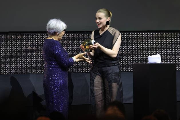 22. Zurich Film Festival 2026 Elisabeth Baume-Schneider (Schweizer Bundesrätin) überreicht Luna Wedler (Schweizer Schauspielerin) den Golden Eye Award. Opening Night des 22. Zurich Film Festivals am 24.09.2026 im Kongresshaus Zürich. Kanton Zürich, Schweiz.