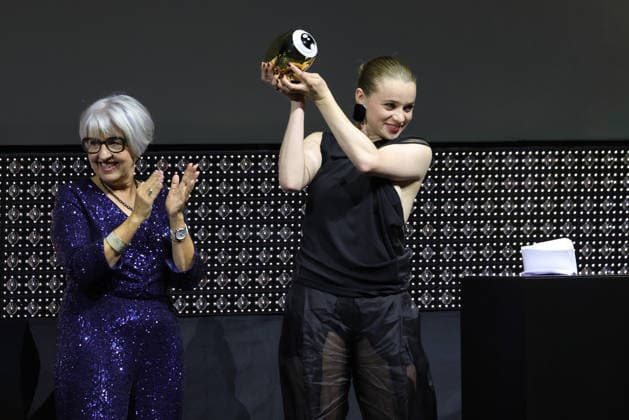 22. Zurich Film Festival 2026 Elisabeth Baume-Schneider (Schweizer Bundesrätin) überreicht Luna Wedler (Schweizer Schauspielerin) den Golden Eye Award. Opening Night des 22. Zurich Film Festivals am 24.09.2026 im Kongresshaus Zürich. Kanton Zürich, Schweiz.