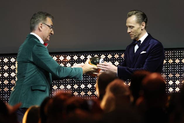 22. Zurich Film Festival 2026 Christian Jungen überreicht Tom Hiddleston (Thomas William Hiddleston, britischer Schauspieler) den Golden Eye Award. Opening Night des 22. Zurich Film Festivals am 24.09.2026 im Kongresshaus Zürich. Kanton Zürich, Schweiz.