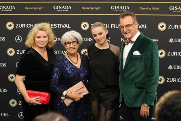 22. Zurich Film Festival 2026 Reta Guetg, Elisabeth Baume-Schneider, Luna Wedler und Christian Jungen auf dem grünen Teppich. Opening Night des 22. Zurich Film Festivals am 24.09.2026 im Kongresshaus Zürich. Kanton Zürich, Schweiz.