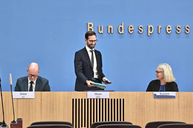 Berlin, Deutschland, 25.09.2026: Bundespressekonferenz: Regierungspressekonferenz: Der stellvertretende Regierungssprecher Steffen Meyer kommt drei Minuten zu spät. Links Martin Giese (AA), rechts Corinna Buschow (BPK) Copyright: xdtsxNachrichtenagenturx dts_136456