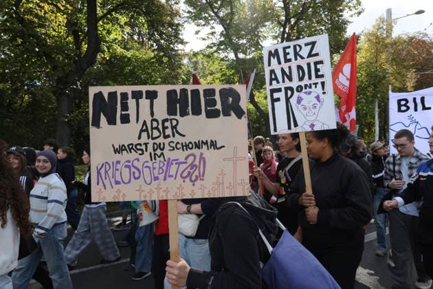 Schüler demonstrieren gegen Wehrpflicht in Leipzig Schüler demonstrieren gegen die geplante Einführung der Wehrpflicht in Leipzig. Der Schulstreik findet im Rahmen bundesweiter Proteste statt. 25. September 2026, Leipzig.