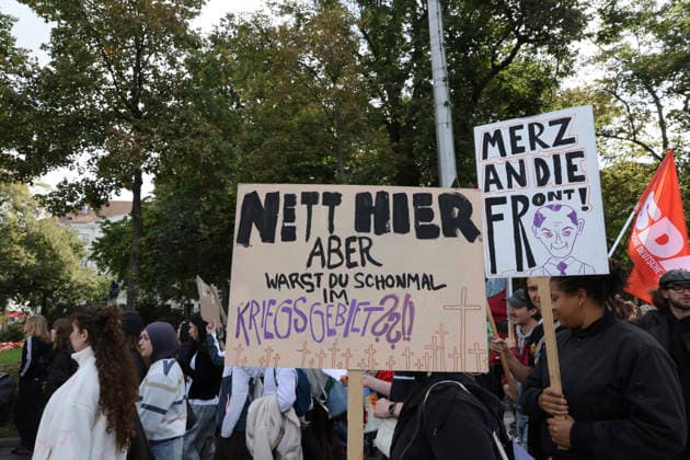 Schüler demonstrieren gegen Wehrpflicht in Leipzig Schüler demonstrieren gegen die geplante Einführung der Wehrpflicht in Leipzig. Der Schulstreik findet im Rahmen bundesweiter Proteste statt. 25. September 2026, Leipzig.