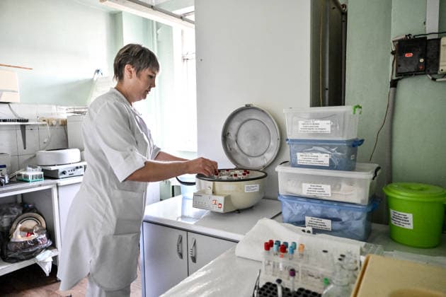 A healthcare provider stands by a container with test tubes in the room damaged by a Russian drone strike on a medical centre in Zaporizhzhia, Ukraine, September 25, 2026. Early on Friday, September 25, Russian drones attacked the southeastern city, injuring one person and setting fire to the medical centre. (Photo by Dmytro Smolienko Ukrinform) Russian drones attack medical centre in Zaporizhzhia  Copyright: xDmytroxSmolienkox
