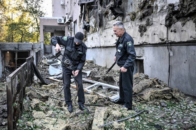 A security guard standing among the rubble holds the engine of a Russian strike drone which attacked a medical centre in Zaporizhzhia, Ukraine, September 25, 2026. Early on Friday, September 25, Russian drones attacked the southeastern city, injuring one person and setting fire to the medical centre. (Photo by Dmytro Smolienko Ukrinform) Russian drones attack medical centre in Zaporizhzhia  Copyright: xDmytroxSmolienkox