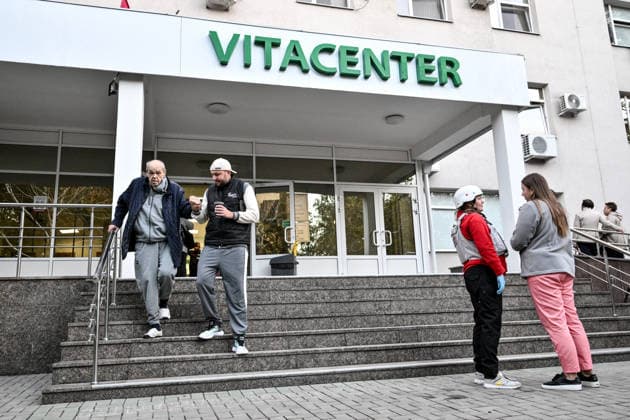 People are being evacuated from a medical centre damaged by a Russian drone strike, Zaporizhzhia, Ukraine, September 25, 2026. Early on Friday, September 25, Russian drones attacked the southeastern city, injuring one person and setting fire to the medical centre. (Photo by Dmytro Smolienko Ukrinform) Russian drones attack medical centre in Zaporizhzhia  Copyright: xDmytroxSmolienkox