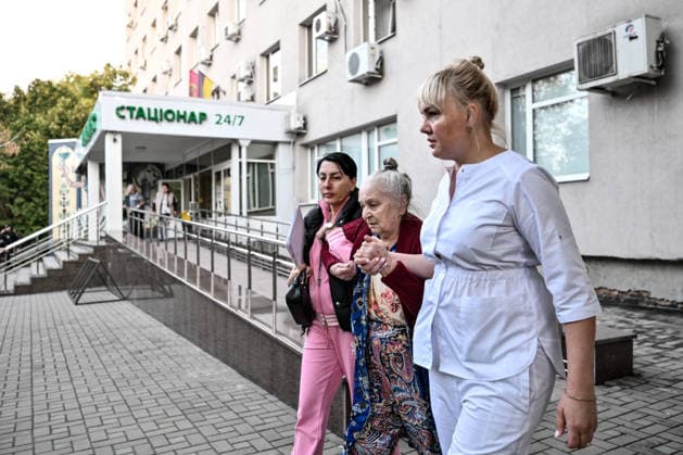 Women flank an elderly woman during evacuation from a medical centre damaged by a Russian drone strike, Zaporizhzhia, Ukraine, September 25, 2026. Early on Friday, September 25, Russian drones attacked the southeastern city, injuring one person and setting fire to the medical centre. (Photo by Dmytro Smolienko Ukrinform) Russian drones attack medical centre in Zaporizhzhia  Copyright: xDmytroxSmolienkox