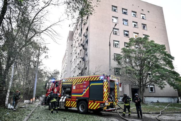 Firefighters and a fire engine are outside a medical centre damaged by a Russian drone strike, Zaporizhzhia, Ukraine, September 25, 2026. Early on Friday, September 25, Russian drones attacked the southeastern city, injuring one person and setting fire to the medical centre. (Photo by Dmytro Smolienko Ukrinform) Russian drones attack medical centre in Zaporizhzhia  Copyright: xDmytroxSmolienkox