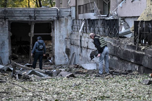 Two men in ballistic vests examine the premises of a medical centre damaged by a Russian drone strike, Zaporizhzhia, Ukraine, September 25, 2026. Early on Friday, September 25, Russian drones attacked the southeastern city, injuring one person and setting fire to the medical centre. (Photo by Dmytro Smolienko Ukrinform) Russian drones attack medical centre in Zaporizhzhia  Copyright: xDmytroxSmolienkox