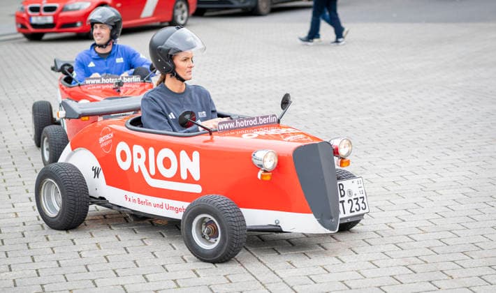 Mit der Seifenkiste durch Berlin EUR, Deutschland, Berlin, 25.09.2026: Hotrod Tour in Berlin. Mit dem selbstgesteuerten Miniauto (Seifenkiste) durch die Hauptstadt. Sehenswürdigkeiten von Kreuzberg bis Mitte. Mit 14PS durch die City.