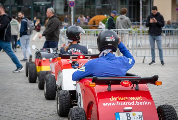 Mit der Seifenkiste durch Berlin EUR, Deutschland, Berlin, 25.09.2026: Hotrod Tour in Berlin. Mit dem selbstgesteuerten Miniauto (Seifenkiste) durch die Hauptstadt. Sehenswürdigkeiten von Kreuzberg bis Mitte. Mit 14PS durch die City.
