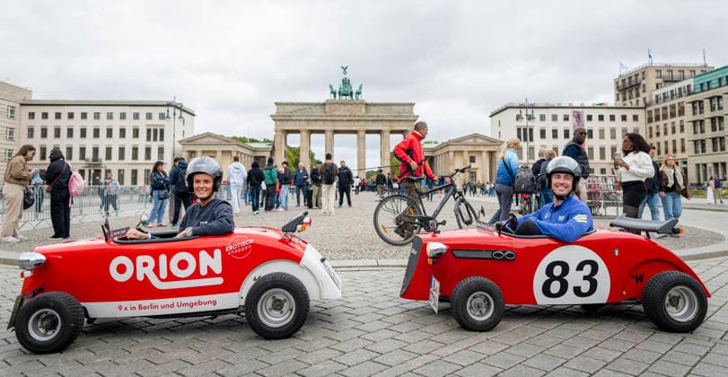 Mit der Seifenkiste durch Berlin EUR, Deutschland, Berlin, 25.09.2026: Hotrod Tour in Berlin. Mit dem selbstgesteuerten Miniauto (Seifenkiste) durch die Hauptstadt. Sehenswürdigkeiten von Kreuzberg bis Mitte. Mit 14PS durch die City.