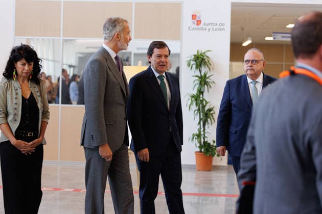 The King Visits the New Santa Bárbara University Hospital King Felipe VI 2i and Minister of Equality Ana Redondo 1i, and the President of the Regional Government of Castile and León, Alfonso Fernández Manueco, during a visit to the new Santa Bárbara University Hospital on September 25, 2026, in Soria, Castile and León, Spain. The new Santa Bárbara University Hospital, which has been renovated and modernized, provides inpatient care, emergency services, outpatient care, surgical services, day surgery, diagnostic imaging, laboratory services, mental health care, and rehabilitation. SEPTEMBER 25, 2026, Soria, Castile and León, Spain  Copyright: xConchaxOrtegax 7799887