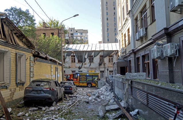 Aftermath of Russian attack on Kyiv - Ukraine A fire engine is parked near the High Council of Justice building damaged by a Russian drone strike in Kyiv, Ukraine, September 25, 2026. The attack injured at least six people and damaged the High Council of Justice building. Photo by Kyrylo Chubotin Ukrinform ABACAPRESS.COM Kyiv Ukraine  Copyright: xChubotinxKirill Ukrinform ABACAx