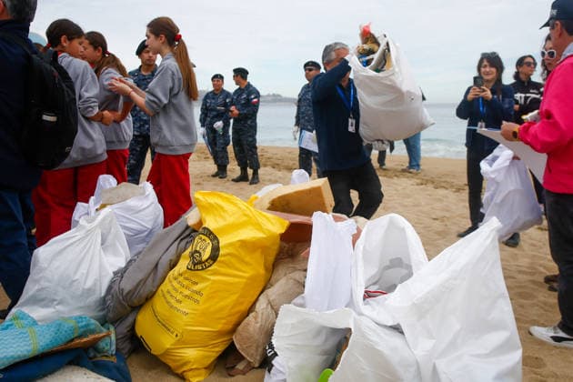 Valparaiso, September 25, 2026—With the participation of volunteers from educational institutions and public and private organizations, International Beach Cleanup Day will be commemorated with a trash and debris cleanup operation at Caleta Portales Beach, Manuel Lema Aton, Chile, Valparaiso, Chile Aton 1193980  Copyright: MANUELxLEMA ATONxCHILE