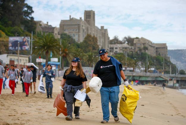 Valparaíso, September 25, 2026—With the participation of volunteers from educational institutions and public and private organizations, International Beach Cleanup Day will be commemorated with a trash and debris cleanup operation at Caleta Portales Beach. Manuel Lema Aton, Chile, Valparaiso, Chile Aton 1193983  Copyright: MANUELxLEMA ATONxCHILE