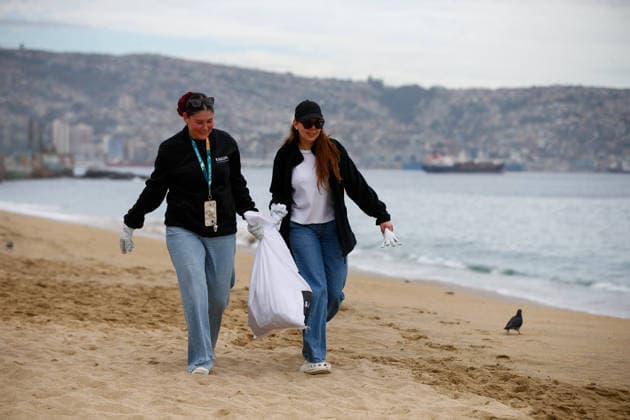Valparaíso, September 25, 2026—With the participation of volunteers from educational institutions and public and private organizations, International Beach Cleanup Day will be commemorated with a trash and debris cleanup operation at Caleta Portales Beach. Manuel Lema Aton, Chile, Valparaiso, Chile Aton 1193975  Copyright: MANUELxLEMA ATONxCHILE
