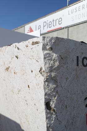 September 25, 2026, Verona, Italy: Details of marble seen during Marmomac 2026 at Veronafiere. The international trade fair brings together companies, professionals and industry operators, showcasing natural stone materials, technologies and new applications during the Marmomac 2026 at Veronafiere. Verona Italy - ZUMAs197 20260925_aaa_s197_099 Copyright: xEmanuelexPennacchiox