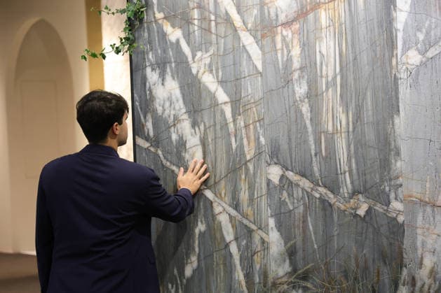 September 25, 2026, Verona, Italy: A visitor observes and compares different types of marble and natural stone during Marmomac 2026 at Veronafiere. The international trade fair brings together companies, professionals and industry operators, showcasing natural stone materials, technologies and new applications during the Marmomac 2026 at Veronafiere. Verona Italy - ZUMAs197 20260925_aaa_s197_092 Copyright: xEmanuelexPennacchiox