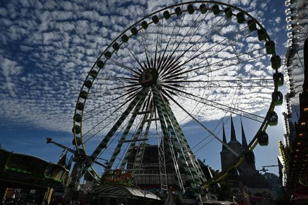 Erfurt Oktoberfest 2026 ** NUR FÜR REDAKTIONELLE ZWECKE ** EDITORIAL USE ONLY **<p>Eröffnung des Erfurter Oktoberfests 2026 bei strahlendem Sonnenschein: Am Freitagnachmittag startete das 17-tägige Volksfest auf dem historischen Domplatz. Das Bild zeigt Impressionen vom ersten Rundgang über die Festmeile vor der Kulisse von Dom und Severikirche.< p> Marco Schmidt Thüringen Germany Erfurt Copyright: MarcoxSchmidt
