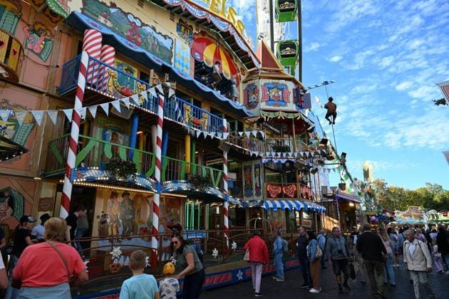 Erfurt Oktoberfest 2026 ** NUR FÜR REDAKTIONELLE ZWECKE ** EDITORIAL USE ONLY **<p>Eröffnung des Erfurter Oktoberfests 2026 bei strahlendem Sonnenschein: Am Freitagnachmittag startete das 17-tägige Volksfest auf dem historischen Domplatz. Das Bild zeigt Impressionen vom ersten Rundgang über die Festmeile vor der Kulisse von Dom und Severikirche.< p> Marco Schmidt Thüringen Germany Erfurt Copyright: MarcoxSchmidt