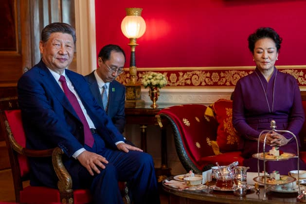 Chinese President Xi Jinping, First Lady of China Peng Liyuan, First Lady Melania Trump and President Donald Trump have tea in the Red Room at the White House in Washington DC on Friday, September 25, 2026.  WAX20260925702 SHAWNxTHEW