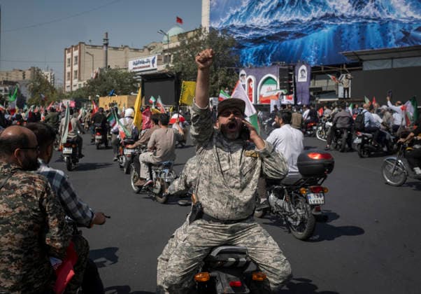 A Rally Of Motorcyclists From Iran™s Self-Sacrificing Forces An Islamic Revolutionary Guard Corps (IRGC) serviceman shouts anti-U.S. slogans while sitting on a motorcycle during a rally of motorcyclists from Iran s Self-Sacrificing Forces in Tehran, Iran, on September 25, 2026, amid escalating tensions between Iran and the United States. Tehran Tehran Iran  Copyright: xMortezaxNikoubazlx originalFilename: nikoubazl-arallyof260925_np47e.jpg