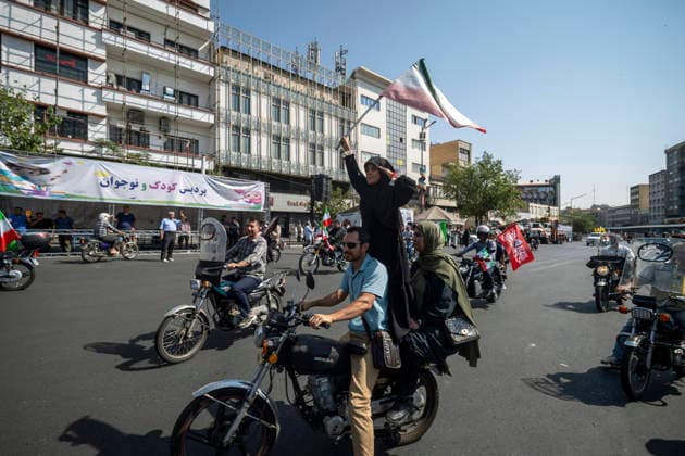 A Rally Of Motorcyclists From Iran™s Self-Sacrificing Forces A young female pro-government supporter salutes from a moving motorcycle during a rally of motorcyclists from Iran s Self-Sacrificing Forces in Tehran, Iran, on September 25, 2026, amid escalating tensions between Iran and the United States. Tehran Tehran Iran  Copyright: xMortezaxNikoubazlx originalFilename: nikoubazl-arallyof260925_npkP2.jpg