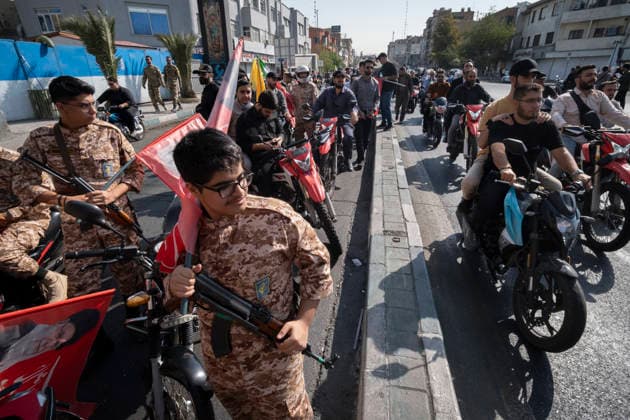 A Rally Of Motorcyclists From Iran™s Self-Sacrificing Forces Two armed Islamic Revolutionary Guard Corps (IRGC) servicemen hold rifles as they stand beside their motorcycles during a rally of motorcyclists from Iran s Self-Sacrificing Forces in Tehran, Iran, on September 25, 2026, amid escalating tensions between Iran and the United States. Tehran Tehran Iran  Copyright: xMortezaxNikoubazlx originalFilename: nikoubazl-arallyof260925_npvOM.jpg