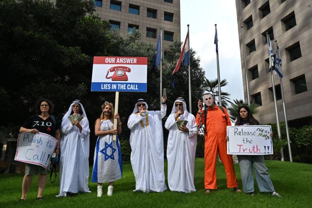 September 25, 2026, Tel-Aviv, Tel-Aviv, Israel: Protesters demonstrate outside the Embassy of the Netherlands, demanding answers regarding a phone call made on the morning of October 7, 2023...At approximately 9.00 a.m. on October 7, before arriving at the Kirya military headquarters in Tel Aviv, Prime Minister Benjamin Netanyahu reportedly chose to make his first call to a foreign leader Ã¢â‚¬ then-Dutch Prime Minister Mark Rutte. Tel-Aviv Israel  - ZUMAp227 20260925_zip_p227_004 Copyright: xPaulinaxPatimerx
