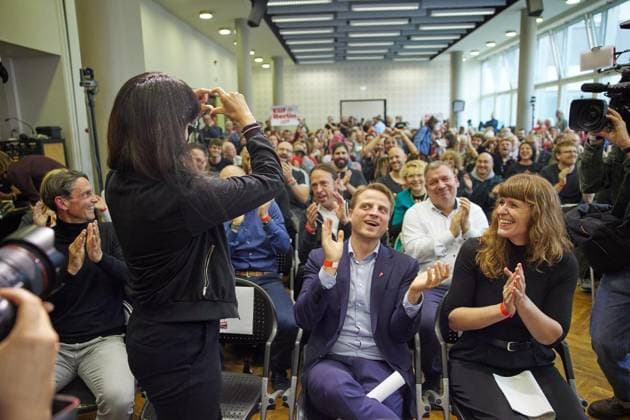 Landesparteitag der Partei Die Linke ** NUR FÜR REDAKTIONELLE ZWECKE ** EDITORIAL USE ONLY **<p>Elif Eralp (Die Linke), Spitzenkandidatin zur Abgeordnetenhauswahl, kommt zum Landesparteitag ihrer Partei. Deutschland Berlin Berlin Copyright: JörgxCarstensen