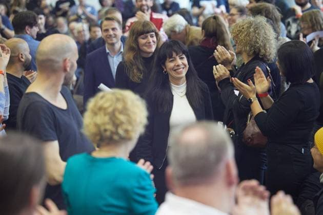 Landesparteitag der Partei Die Linke ** NUR FÜR REDAKTIONELLE ZWECKE ** EDITORIAL USE ONLY **<p>Elif Eralp (Die Linke), Spitzenkandidatin zur Abgeordnetenhauswahl, kommt zum Landesparteitag ihrer Partei. Deutschland Berlin Berlin Copyright: JörgxCarstensen