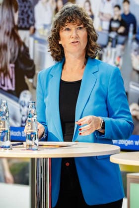 25.09.2026. Düsseldorf. Marion Hörsken (Geschäftsführerin IHK Düsseldorf) beim Panel-Talk: Wo steht Düsseldorf auf dem Weg zur Gastro-Hauptstadt im smoney hub der Stadtsparkasse. Düsseldorf smoney hub Stadtsparkasse, Berliner Allee Nordrhein-Westfalen Deutschland