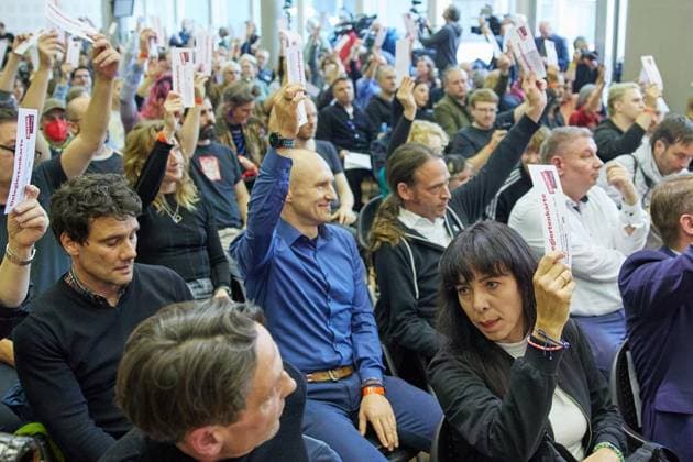Landesparteitag der Partei Die Linke ** NUR FÜR REDAKTIONELLE ZWECKE ** EDITORIAL USE ONLY **<p>Elif Eralp (Die Linke), Spitzenkandidatin zur Abgeordnetenhauswahl, mit einem Stimmzettel beim Landesparteitag ihrer Partei. Deutschland Berlin Berlin Copyright: JörgxCarstensen