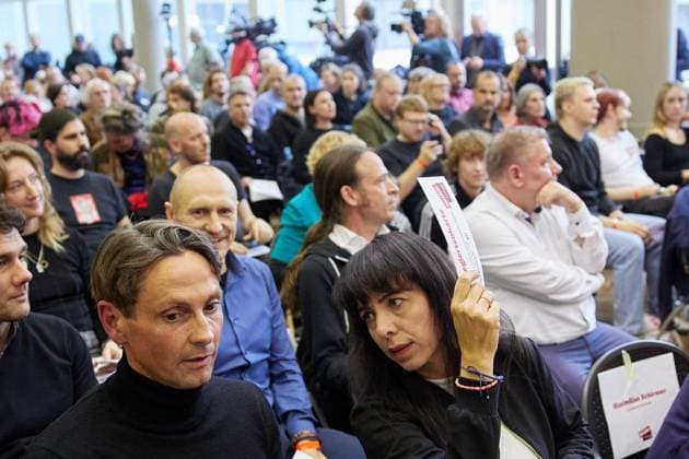 Landesparteitag der Partei Die Linke ** NUR FÜR REDAKTIONELLE ZWECKE ** EDITORIAL USE ONLY **<p>Elif Eralp (Die Linke), Spitzenkandidatin zur Abgeordnetenhauswahl, mit einem Stimmzettel beim Landesparteitag ihrer Partei. Deutschland Berlin Berlin Copyright: JörgxCarstensen