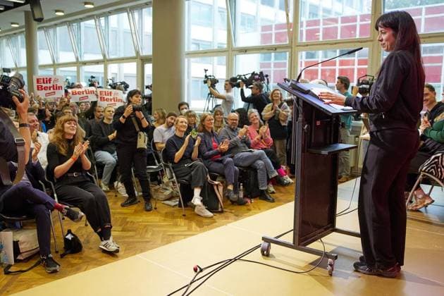 Landesparteitag der Partei Die Linke ** NUR FÜR REDAKTIONELLE ZWECKE ** EDITORIAL USE ONLY **<p>Elif Eralp (Die Linke), Spitzenkandidatin zur Abgeordnetenhauswahl, spricht beim Landesparteitag ihrer Partei. Deutschland Berlin Berlin Copyright: JörgxCarstensen