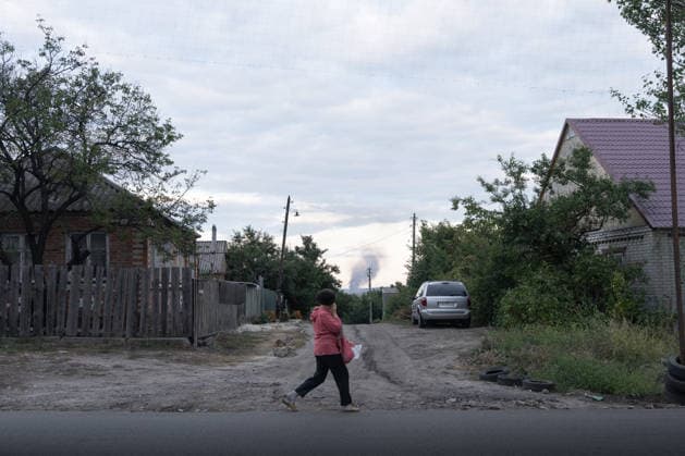 September 25, 2026, Sloviansk, Donetsk Oblast, Ukraine: A resident walks past the scene of a Russian attack on a residential neighbourhood in Sloviansk, Donetsk Oblast, Ukraine. Sloviansk Ukraine - ZUMAm350 20260925_zip_m350_002 Copyright: xCameronxJones-Manleyx
