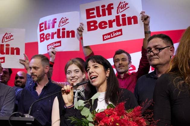Landesparteitag der Partei Die Linke ** NUR FÜR REDAKTIONELLE ZWECKE ** EDITORIAL USE ONLY **<p>Elif Eralp (Die Linke), Spitzenkandidatin zur Abgeordnetenhauswahl, lässt sich beim Landesparteitag ihrer Partei feiern. Deutschland Berlin Berlin Copyright: JörgxCarstensen